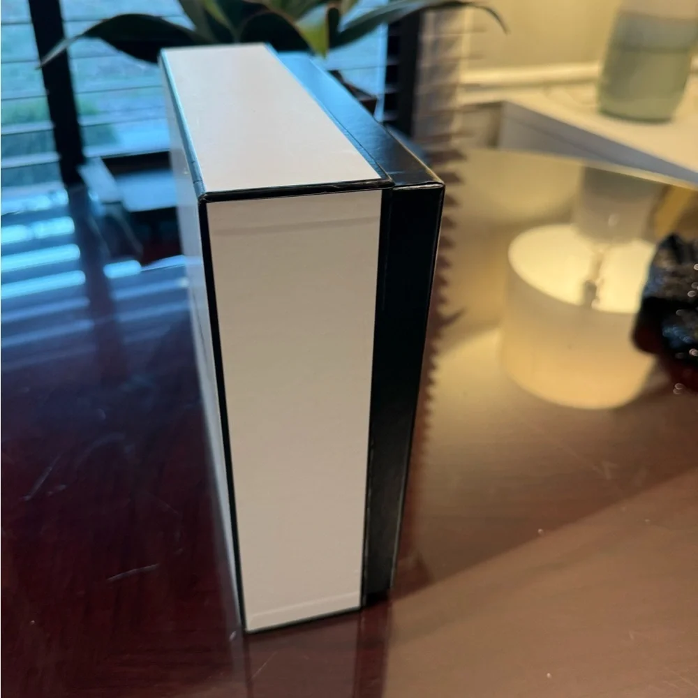 CHANEL Classic White Gift Box - Picture 5 of 7